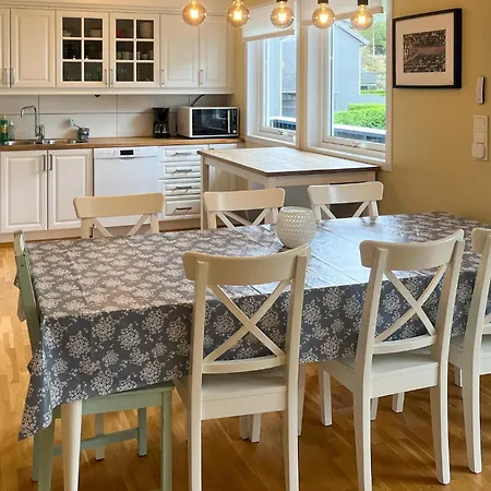 Stunning In S With Kitchen *